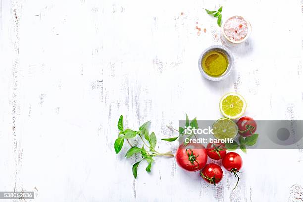 Tomaten Basilikum Olivenöl Und Himalayasalz Stockfoto und mehr Bilder von Tomate - Tomate, Weißer Hintergrund, Ansicht aus erhöhter Perspektive