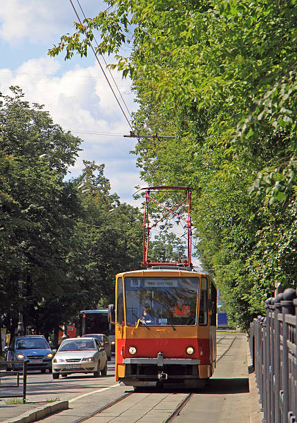 conductor es conducir tranvía en ekaterimburgo, rusia - cable car driver transportation occupation tramway fotografías e imágenes de stock