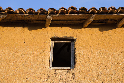Mouth or window old wooden. House block or adobe or mud - Boca o Ventana  de madera vieja . Casa o Cuadra de adobe o barro