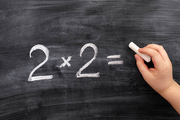 niño solucionar problemas en la pizarra de matemáticas - simplicity mathematics mathematical symbol blackboard fotografías e imágenes de stock