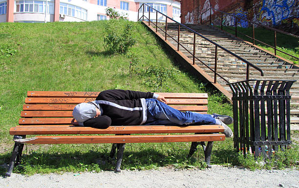 bu homme repose sur un banc dans le parc - eastern european caucasian one person alcoholism photos et images de collection