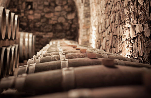 borroso abstracto fondo de la bodega de vinos - winery wine cellar barrel fotografías e imágenes de stock