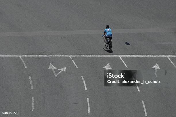 Solo Ciclista Foto de stock y más banco de imágenes de Abstracto - Abstracto, Aire libre, Andar en bicicleta