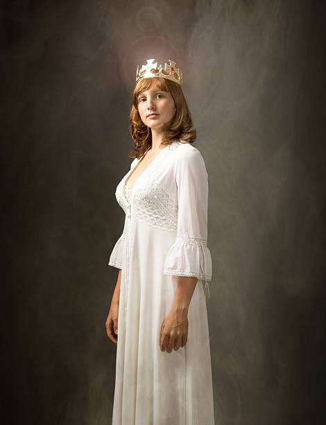 regina ritratto oro con corona sulla testa - dress authority women archduchess foto e immagini stock