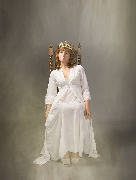 grand en robe blanche assis dans un nuage de fumée - archduchess attitude beautiful elegance photos et images de collection