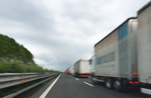 fundo desfocado abstrato : tráfego geléia na auto-estrada - van moving van commercial land vehicle truck imagens e fotografias de stock