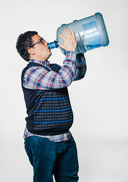 fatman beber água - drinking men water bottle - fotografias e filmes do acervo