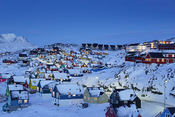 nuuk altstadt der dämmerung - hotizontal stock-fotos und bilder