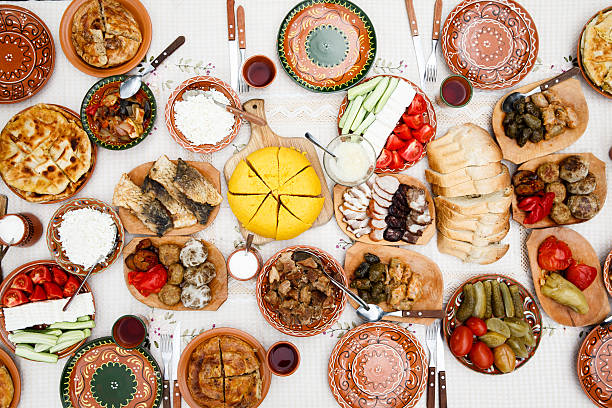 tisch mit hausgemachten moldavian speisen blick von oben - romania stock-fotos und bilder