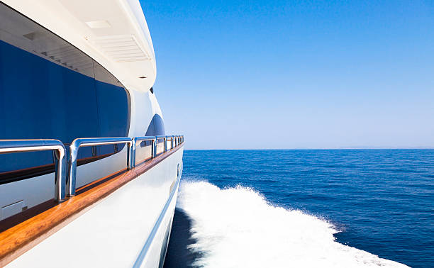 istock Yacht Sailing. High speed. Sea. Waves. Horizon. 538122511