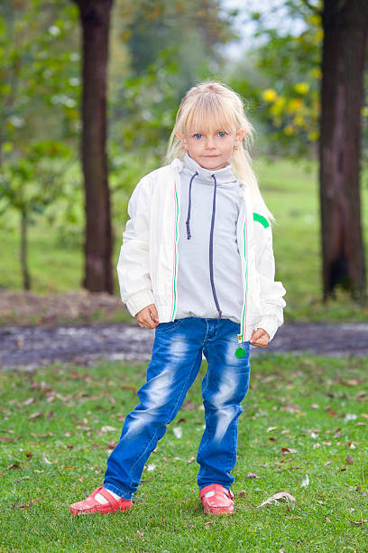 pequena menina loira. - preschooler autumn beautiful blond hair imagens e fotografias de stock