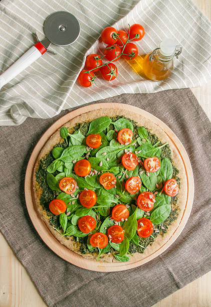 Pizza al pesto e tomate cereja, Espinafre - fotografia de stock
