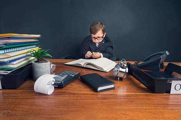 giovane ragazzo in abiti da uomo al lavoro sulla scrivania. - multi tasking efficiency financial advisor business foto e immagini stock