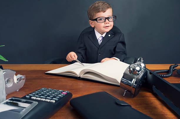 giovane ragazzo in abiti da uomo al lavoro sulla scrivania. - multi tasking efficiency financial advisor business foto e immagini stock