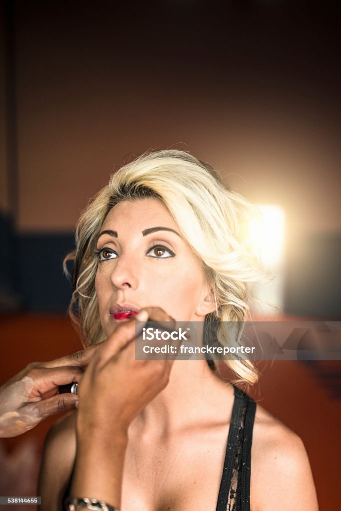 Maquilladora en acción en cara bonita - Foto de stock de 20 a 29 años libre de derechos