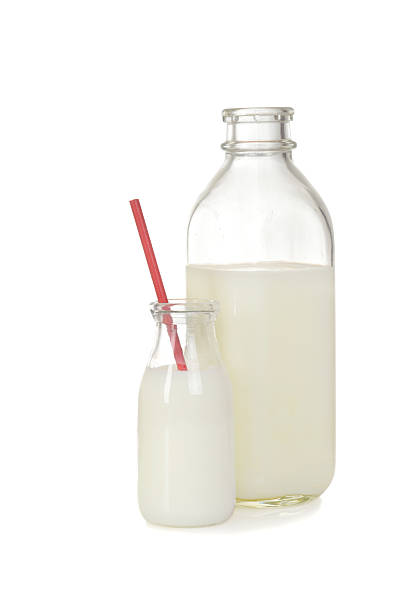 copa y botella de leche - milk bottle fotos fotografías e imágenes de stock