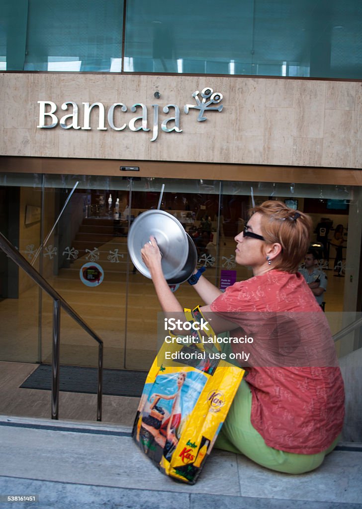 15 M manifestantes en fuente de Bancaja/Bankia - Foto de stock de 2015 libre de derechos