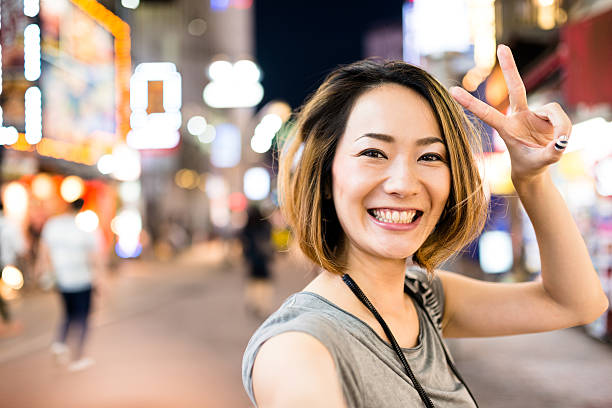 哀愁電話中日本の女性 - 自分を撮る ストックフォトと画像