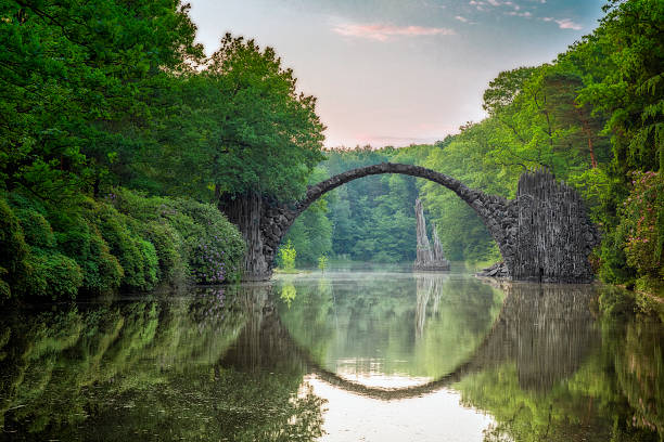 궁형 구름다리 (rakotzbrucke) kromlau - forest pond landscaped water 뉴스 사진 이미지