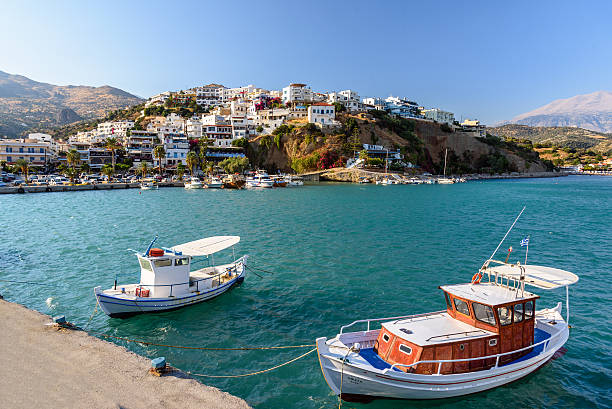 aghia galini città con barche da pesca sull'isola di creta - house small rock coastline foto e immagini stock