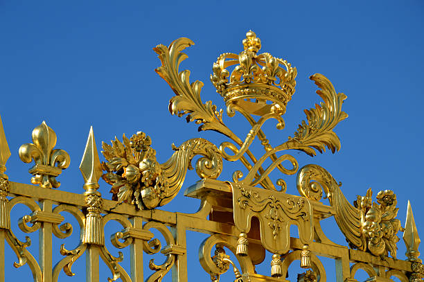 dorado principal puertas del palacio de versailles - chateau de versailles fotografías e imágenes de stock