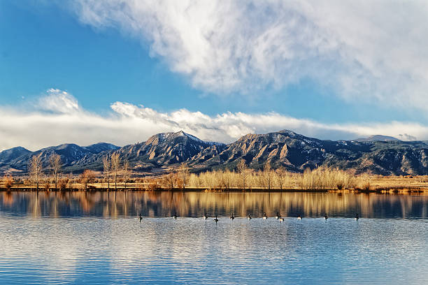 flatirons e gansos - boulder lake - fotografias e filmes do acervo