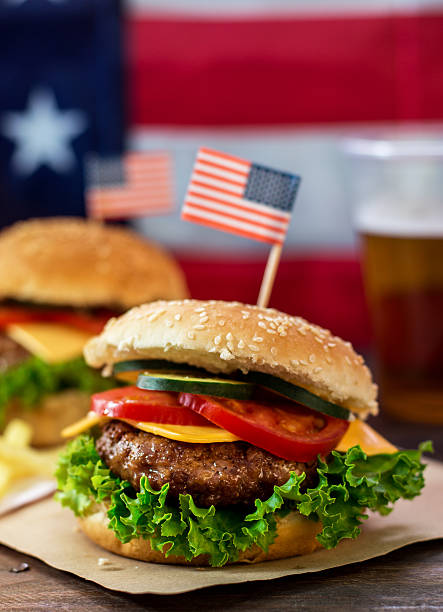 amerikanische burger - beer hamburger american culture beef stock-fotos und bilder
