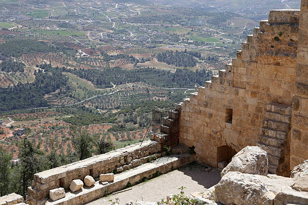 le château de ayyubid ajlun dans le nord de la jordanie, au moyen-orient - ajlun photos et images de collection