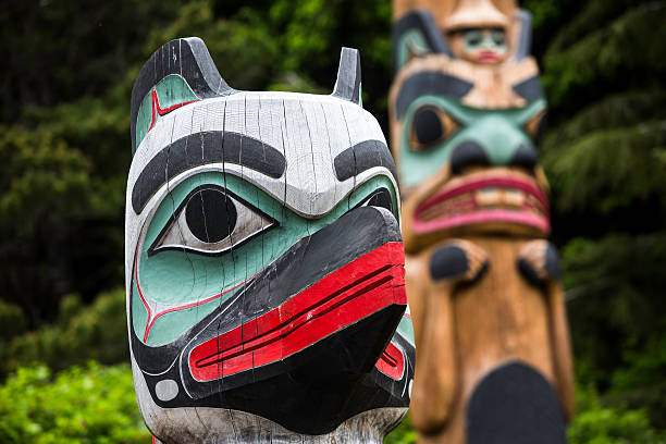 tótem protección en saxman pueblo cerca de ketchikan - tótem fotografías e imágenes de stock