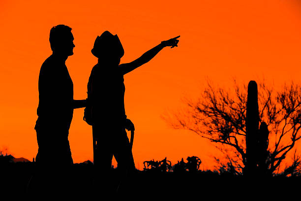 hiking coppia modelli - hiking sonoran desert arizona desert foto e immagini stock