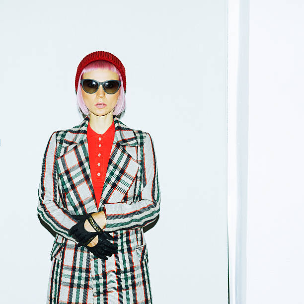 hipster de menina de chapéu vermelho e coat xadrez. estilo de moda - shrank imagens e fotografias de stock