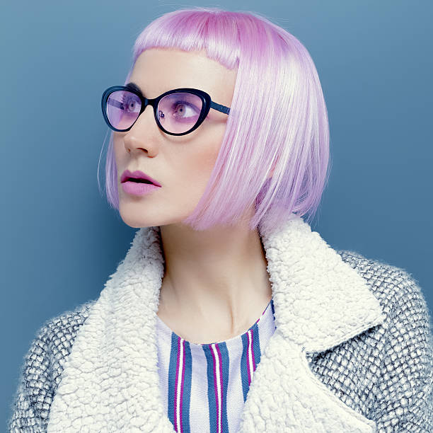 glamorosa senhora na moda óculos e cabelo rosa. - shrank imagens e fotografias de stock