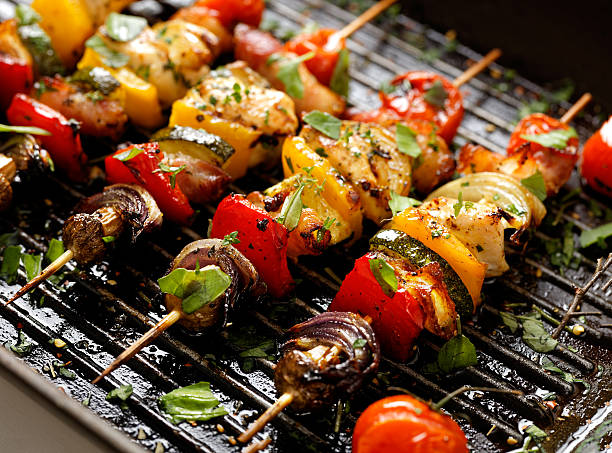 brochettes de légumes et de viande dans une marinade aux herbes - grilled photos et images de collection