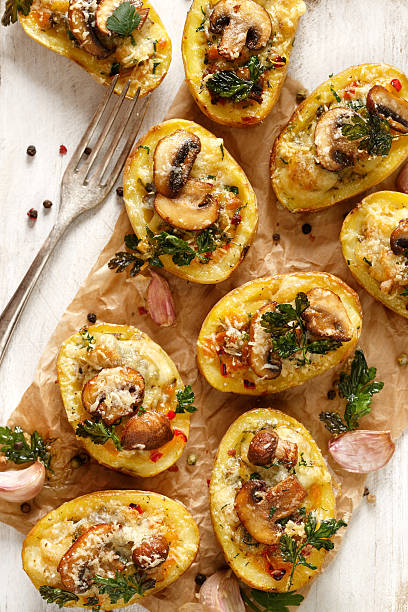 patatas al horno rellenas de champiñones y queso - patata al horno fotografías e imágenes de stock