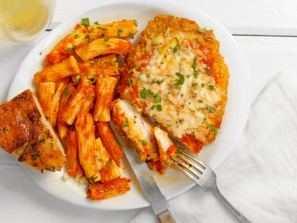 pollo alla parmigiana con i rigatoni alla e salsa di pomodoro - chicken baked chicken breast breaded foto e immagini stock