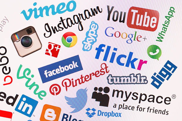 beliebte social media-website logos auf computer-bildschirm - pinterest social issues global communications web page stock-fotos und bilder