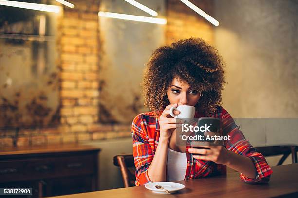 Foto de Mulher Usando Telefone Celular e mais fotos de stock de Telefone celular - Telefone celular, Café - Bebida, Ler