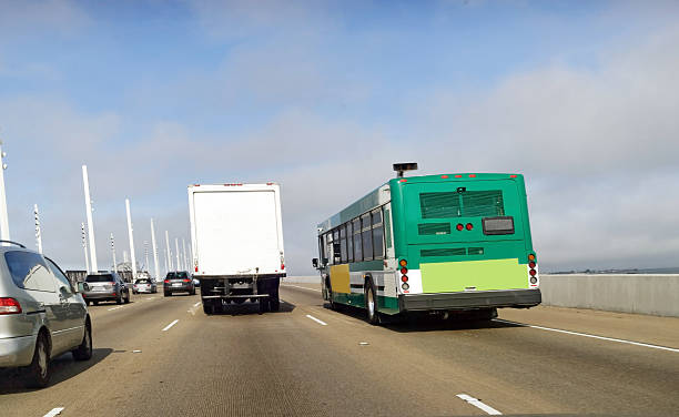 traffico attraversando il oakland-san francisco bay bridge - bay bridge car traffic transportation foto e immagini stock