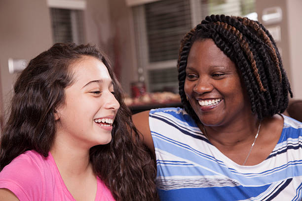 multi-étnico família. adolescentes meninas e sua mãe em casa. abraços. - adoption early teens teenager family - fotografias e filmes do acervo