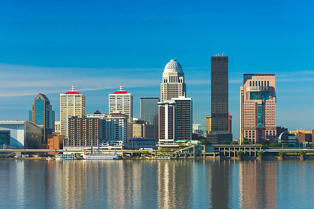 ルイヴィルのダウンタウンの街並みに、オハイオ川の反射 - louisville kentucky kentucky skyline waterfront ストックフォトと画像