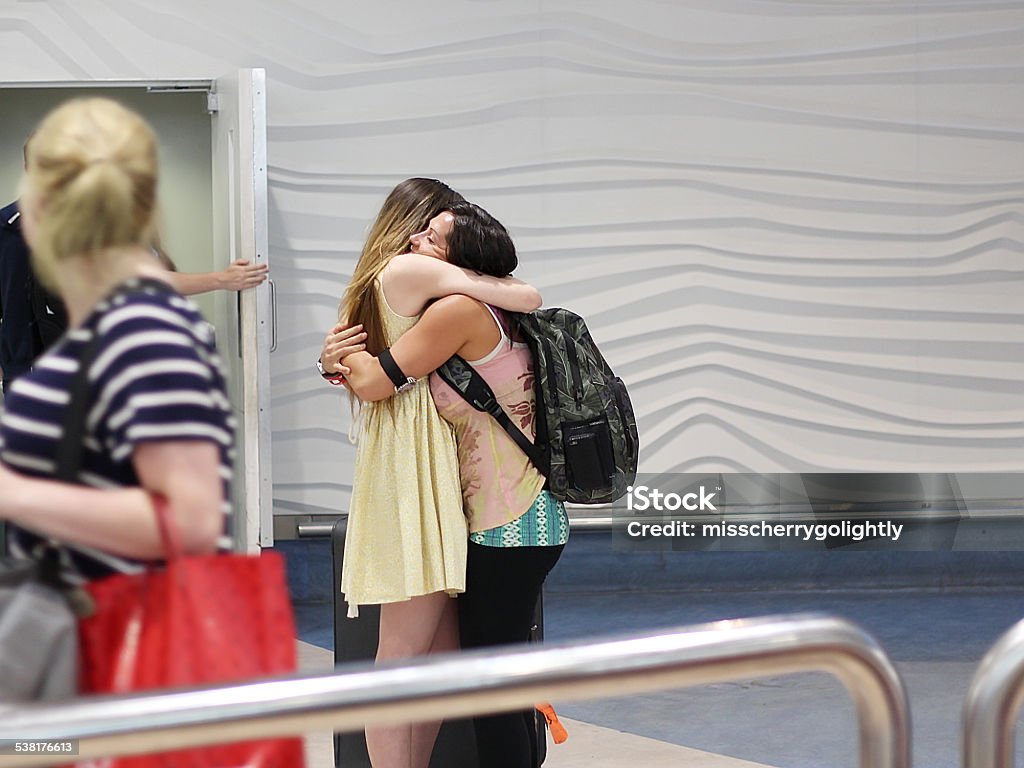 Alte Freunde treffen Sie sich am Flughafen - Lizenzfrei Flughafen Stock-Foto