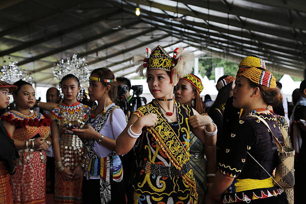 sarawak alaski, piękne dziewczyny w tradycyjny orang ulu kostium - dayak zdjęcia i obrazy z banku zdjęć