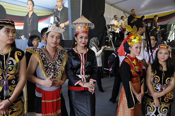 sarawak orang ulu em traje tradicional - dayak - fotografias e filmes do acervo