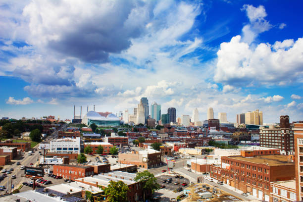 centrum kansas city, missouri w niebieskie niebo i chmury - kansas city zdjęcia i obrazy z banku zdjęć