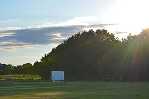 cricket ground e punteggio bordo - sport of cricket village cricket player english culture foto e immagini stock