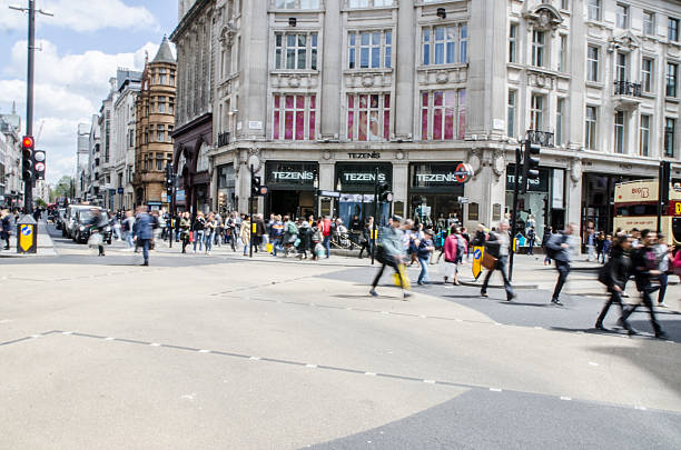 longa exposição de pedestres atravessando a rua - london england financial district england long exposure - fotografias e filmes do acervo