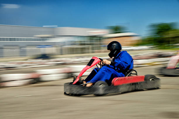 corredor de karting alta velocidad - car child teamwork sports race fotografías e imágenes de stock