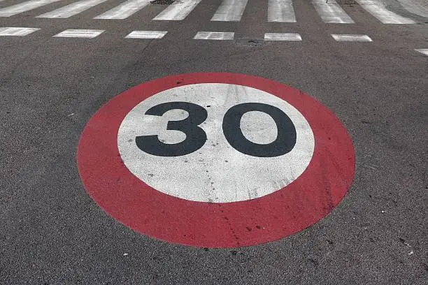 Speedlimit 30 and crosswalk