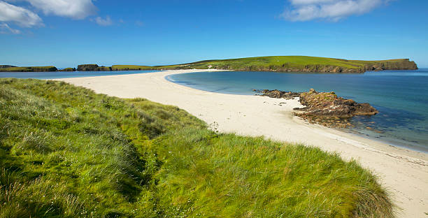 tombolo and beach in bigton and st ninian. shetland. scotland - shetlandeilanden stockfoto's en -beelden