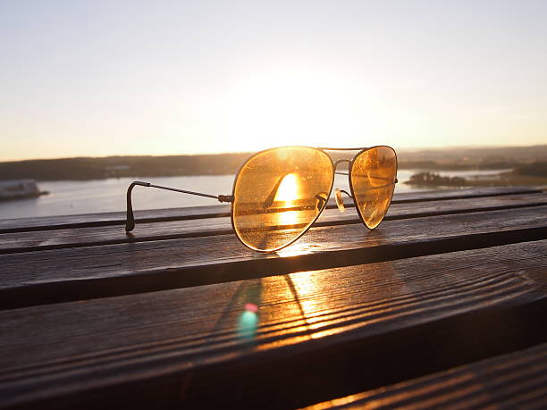 sonnenuntergang mit brille gläser - siluete stock-fotos und bilder